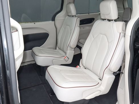 Used 2020 Chrysler Pacifica Limited image 8