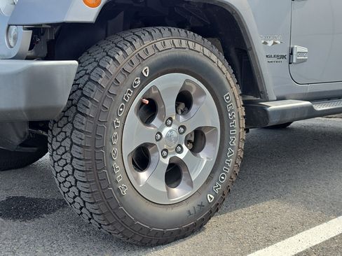 Used 2018 Jeep Wrangler Unlimited Sahara AWD/4WD image 11