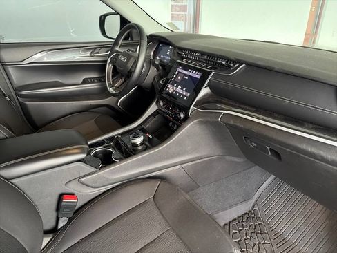 Certified 2022 Jeep Grand Cherokee Laredo w/ Luxury Tech Group I RWD image 7