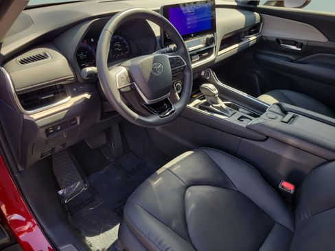 Used 2025 Toyota Grand Highlander AWD image 24