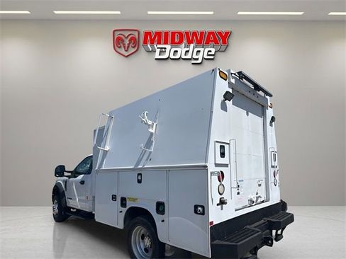 Used 2017 Ford F550 2WD Regular Cab Super Duty image 2