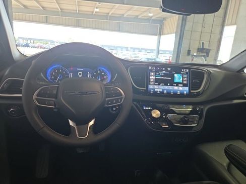 Used 2025 Chrysler Pacifica Select FWD image 6