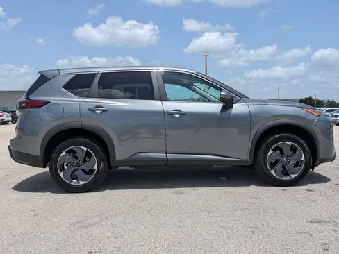 Used 2024 Nissan Rogue SV FWD image 4