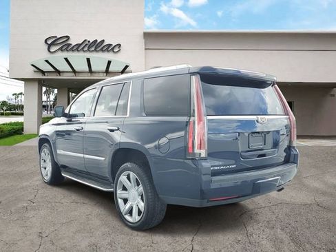 Used 2017 Cadillac Escalade Luxury AWD/4WD image 3