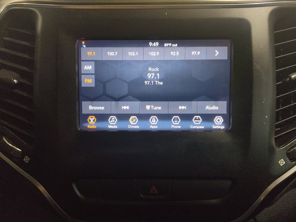 Used 2020 Jeep Cherokee Latitude FWD image 25