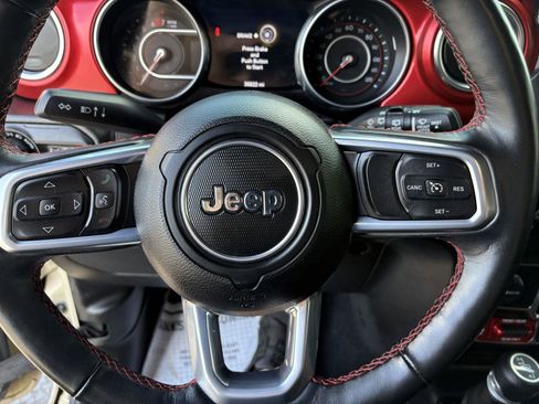 Used 2022 Jeep Wrangler Unlimited Rubicon w/ Xtreme Recon 35" Tire Package AWD/4WD image 17