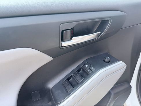 Used 2023 Toyota Highlander XLE image 19