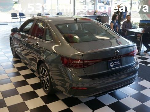 Certified 2025 Volkswagen Jetta SE image 5