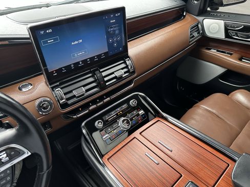 Used 2023 Lincoln Navigator Reserve AWD/4WD image 15