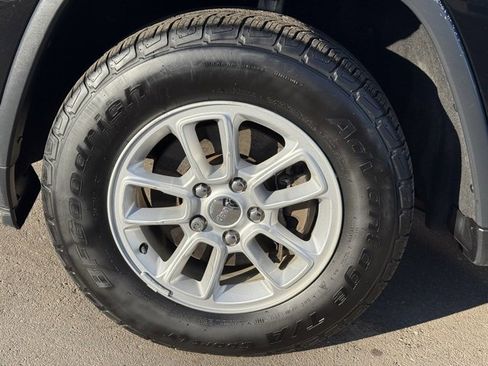 Used 2019 Jeep Grand Cherokee Laredo w/ Security & Convenience Group image 5