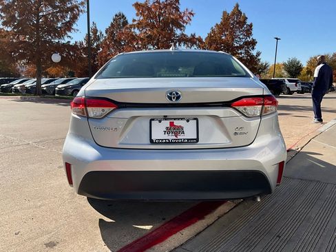 Used 2025 Toyota Corolla LE image 7