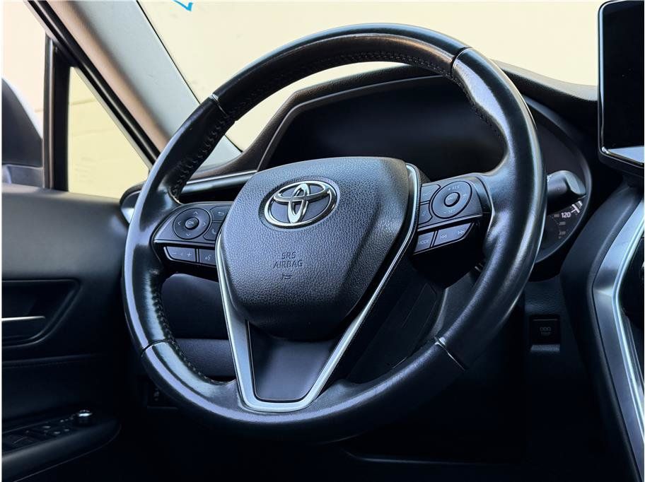 Used 2022 Toyota Venza LE AWD/4WD image 9