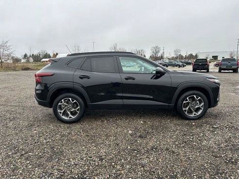 Used 2025 Chevrolet Trax LT FWD image 8