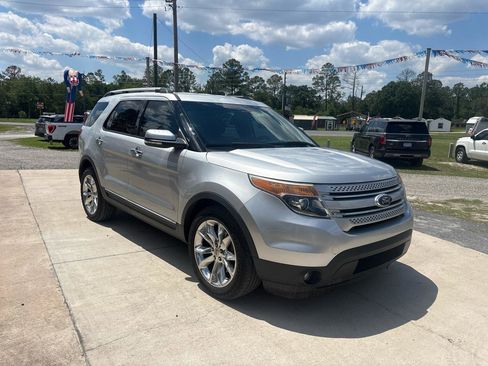 Used 2014 Ford Explorer XLT w/ Equipment Group 202A FWD image 3