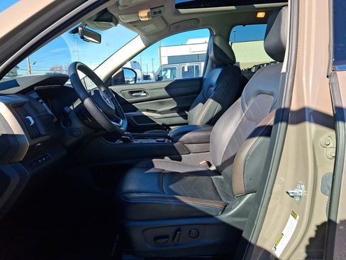 Used 2023 Nissan Pathfinder Platinum image 22