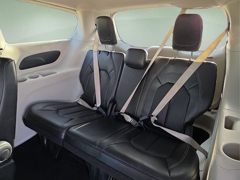 Used 2024 Chrysler Pacifica Touring-L image 10