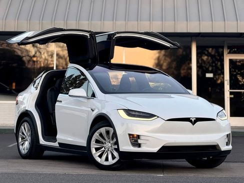 Used 2018 Tesla Model X 75D image 2