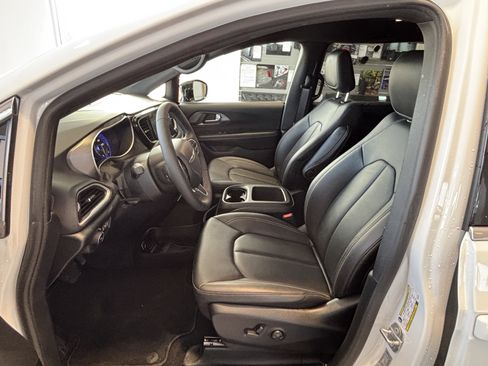Used 2026 Chrysler Pacifica Select FWD image 8