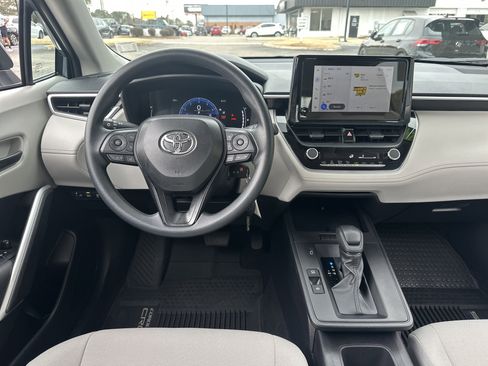 Used 2026 Toyota Corolla Cross L image 11