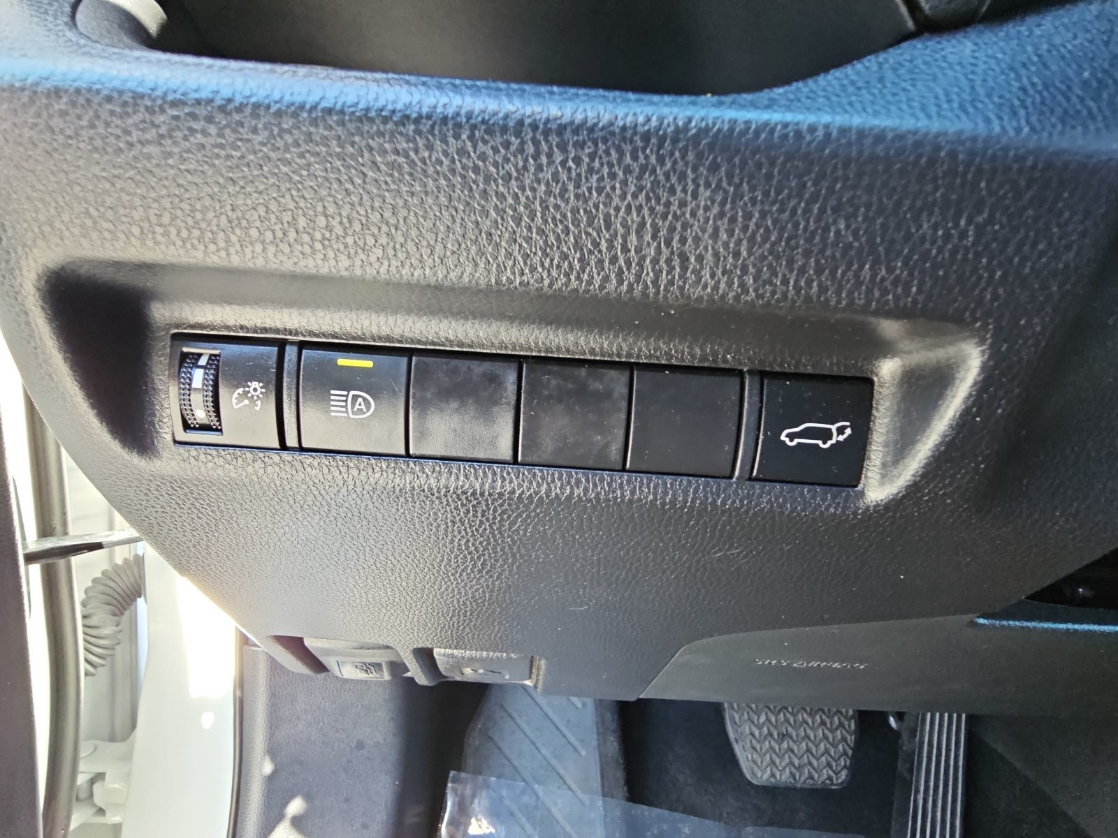 Used 2022 Toyota RAV4 XLE Premium FWD image 25
