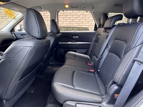 Used 2022 Nissan Pathfinder SL w/ SL Black Package image 16