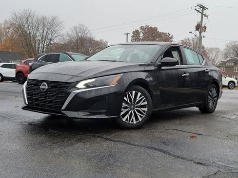 Used 2024 Nissan Altima 2.5 SV image 3