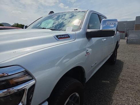 Used 2026 RAM 2500 Laramie AWD/4WD image 2