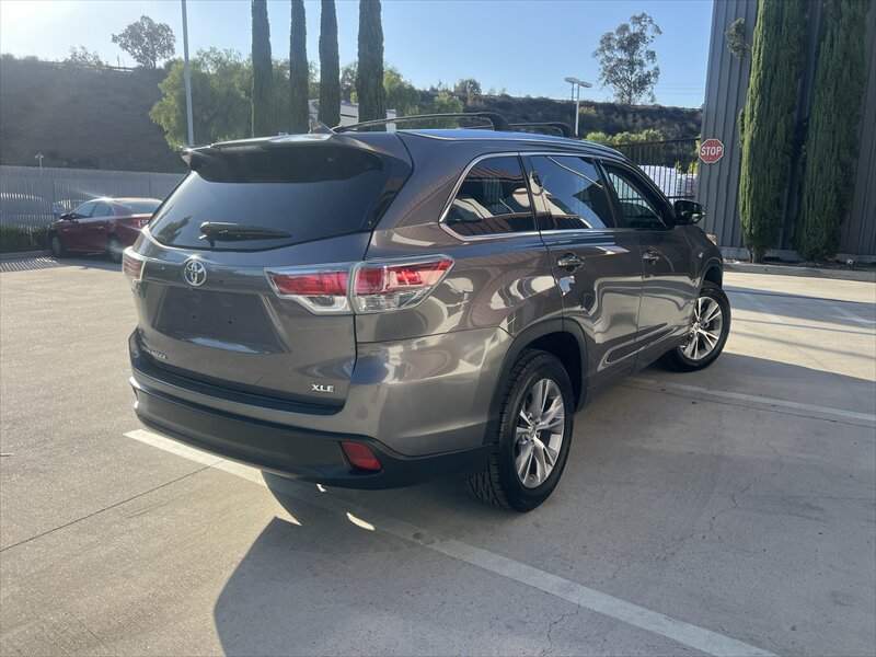 Used 2014 Toyota Highlander XLE FWD image 18