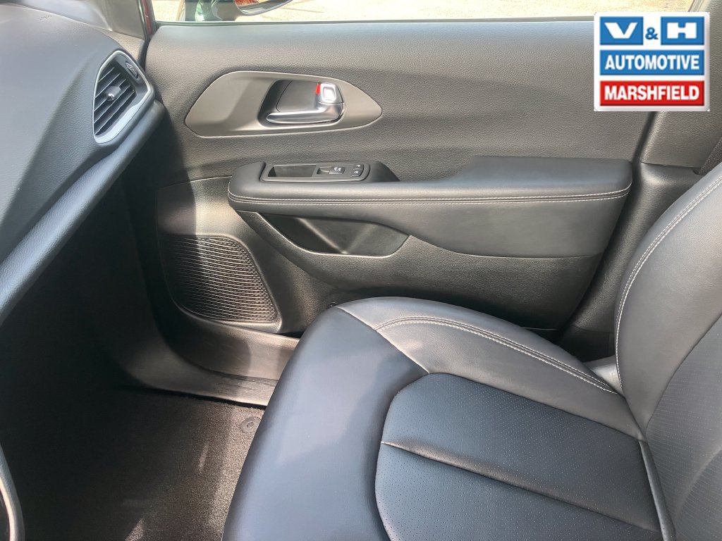 Used 2025 Chrysler Pacifica Select FWD image 15