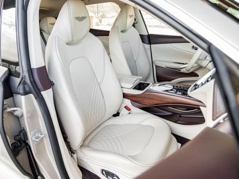 Used 2021 Aston Martin DBX image 23