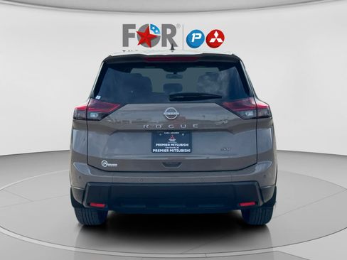 Used 2024 Nissan Rogue SV image 4