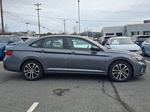 Used 2024 Volkswagen Jetta Sport image 7