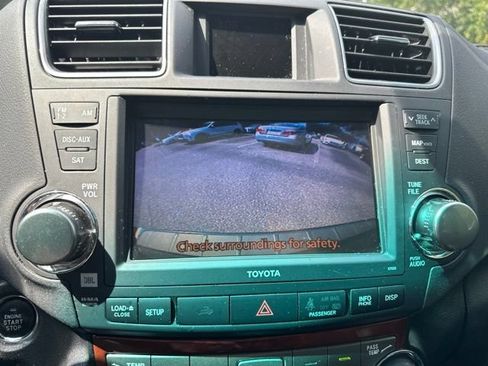 Used 2012 Toyota Highlander Limited w/ Tow Pkg AWD/4WD image 18