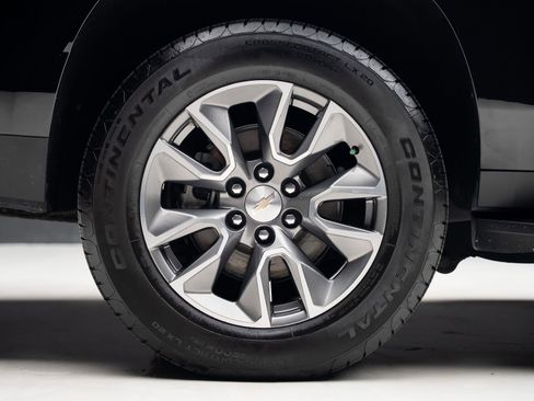 Used 2024 Chevrolet Suburban LT w/ Luxury Package RWD image 34