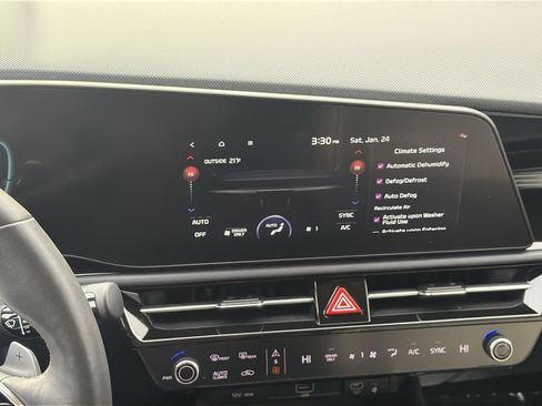 Used 2024 Kia Niro SX Touring image 19