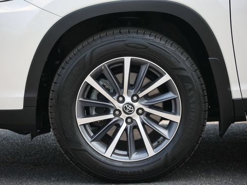 Used 2019 Toyota Highlander XLE AWD/4WD image 22