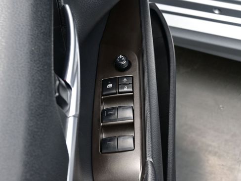 Used 2023 Toyota Camry SE image 10