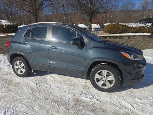 Used 2021 Chevrolet Trax LT w/ Driver Confidence Package image 4