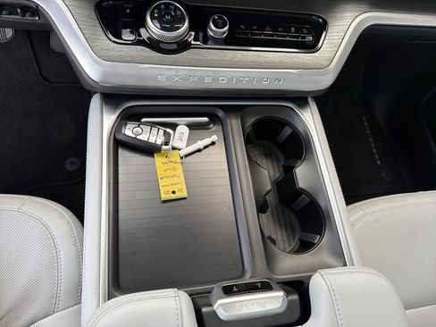 Certified 2025 Ford Expedition Platinum w/ Driver's Package AWD/4WD image 50