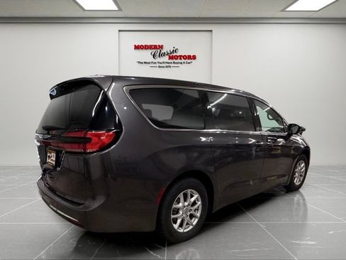 Used 2023 Chrysler Pacifica Touring-L FWD image 18