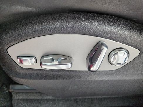 Used 2024 Porsche Macan w/ Premium Plus Package image 22