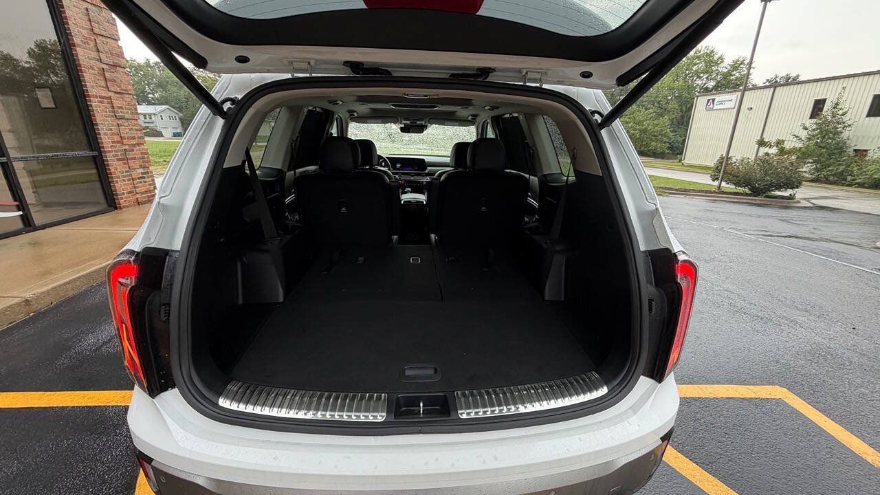 Used 2025 Kia Telluride SX w/ SX Captain's Chair Package FWD image 8