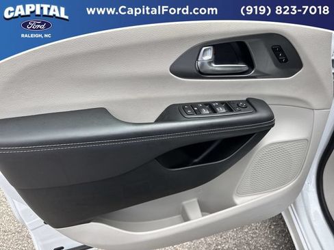 Used 2024 Chrysler Pacifica Touring-L FWD image 20