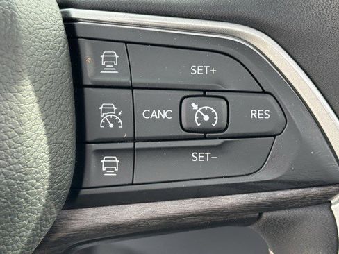 Certified 2023 Jeep Grand Cherokee Limited w/ Black Appearance Package image 18