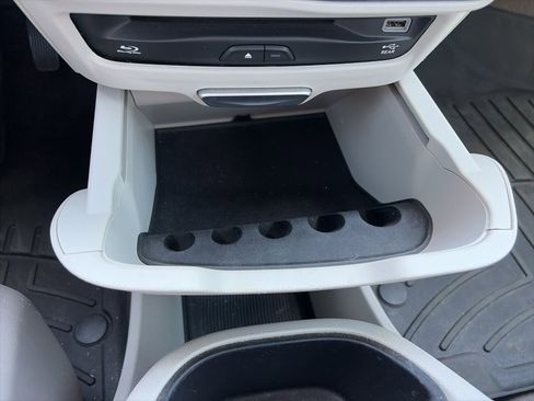 Used 2017 Chrysler Pacifica Touring-L Plus w/ Tire & Wheel Group FWD image 21