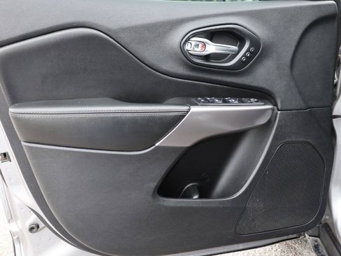 Used 2019 Jeep Cherokee Limited AWD/4WD image 12