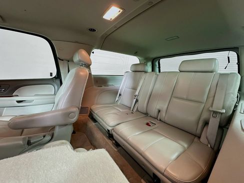 Used 2007 GMC Yukon XL SLT w/ SLT Preferred Equipment Group RWD image 27