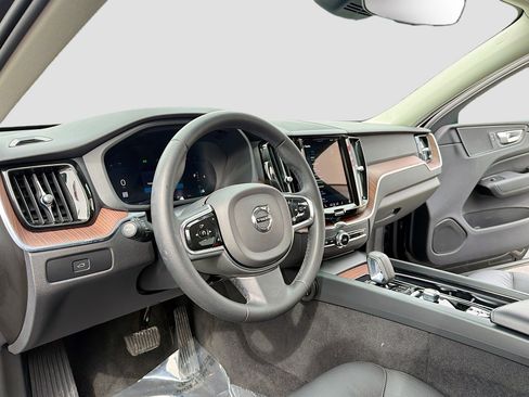 Used 2024 Volvo XC60 B5 Plus image 4