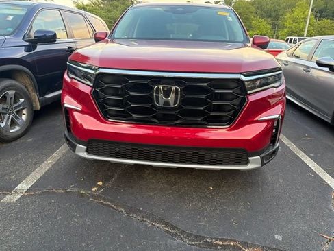 Used 2024 Honda Pilot Touring image 2