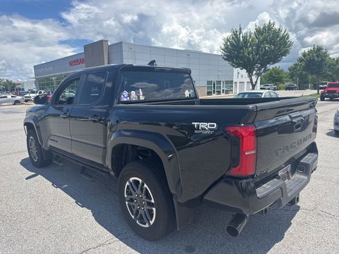 Used 2024 Toyota Tacoma TRD Sport AWD/4WD image 6